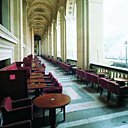A l'ombre des arcades, la sublime terrasse donne directement sur la pyramide de Pei
