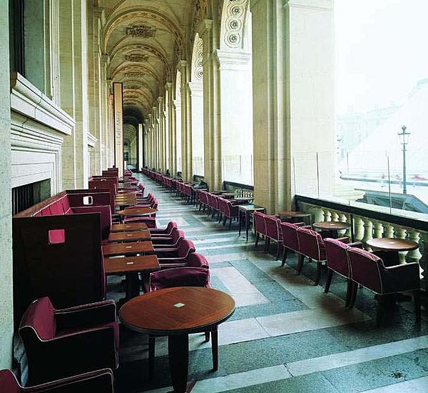 A l'ombre des arcades, la sublime terrasse donne directement sur la pyramide de Pei