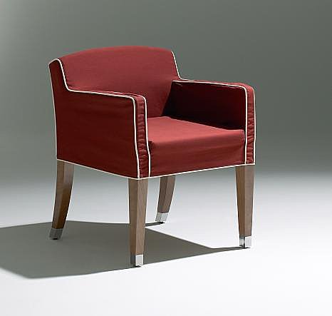 Version extérieur, le fauteuil Marly houssé rouille