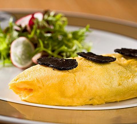 Splendide omelette aux truffes et petite salade de saison