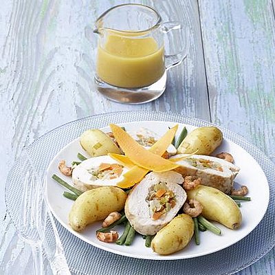 Saveurs terre et mer pour ce chapon entouré de Rattes du Touquet dans un bouillon de jolies crevettes grises