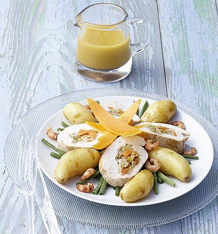 Saveurs terre et mer pour ce chapon entouré de Rattes du Touquet dans un bouillon de jolies crevettes grises