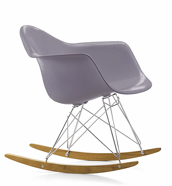 Idéale pour lire, la chaise à bascule Eames rééditée par Vitra. Coque en polypropylène teinté. Hauteur d’assise 33 cm. Disponible dans plusieurs coloris. 472 €. Balouga.