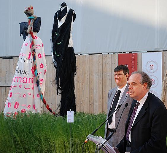 Installation dans les jardins du Palais Royal,  pour L'Officiel en juillet 2010