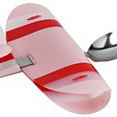 Pour que le repas devienne un jeu d'enfant, une cuillère avion. Cuillère en acier. Avion en polypropylène démontable et lavable. 8 €. Babyplane. Stilic-Force. Made in Design.