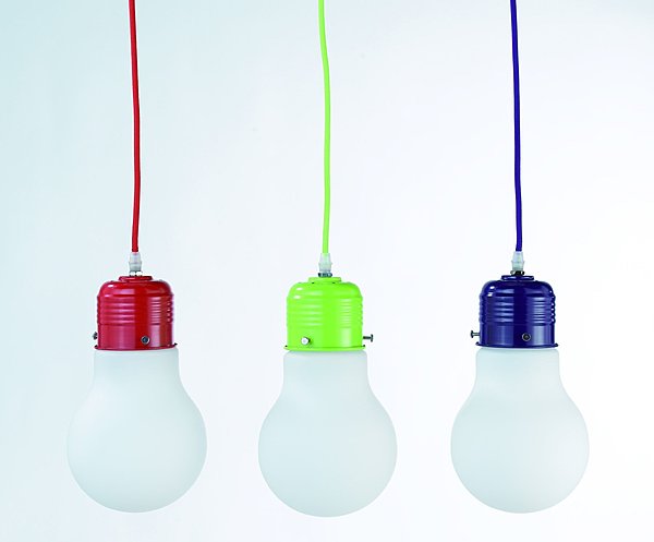 Une suspension en verre et métal peint disponible en trois coloris, rouge, pomme ou mauve. H 15 x diamètre 15 cm. 34,90 €. Astro. Conforama.