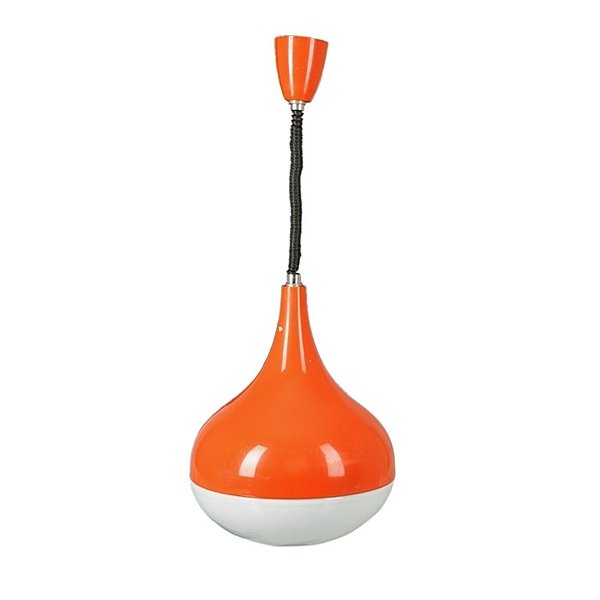 Inspiration 70’s pour ce plafonnier en métal peint orange. A partir de 380 €. Lampe light plafonnier. Durififi. Little fashion Gallery.