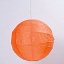 Pour créer l’ambiance, une suspension en papier et armature en bambou. Diamètre 40 cm. Existe aussi en bleu et rose. 4 €. Sushi. Conforama.