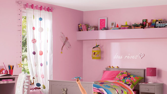 Le lit est vendu avec 2 jeux de pans pour obtenir 2 dimensions de couchage : 140 cm et 190 cm. Existe en blanc, rose et parme grisé. En MDF et pin. 199 €. Le sommier vendu séparément : 45 €. Gaufrette. Vertbaudet.