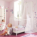 Pour une ambiance romantique, un lit à barreaux en tube de métal laqué époxy. Pour couchage de 60 x 120 cm. Livré avec un sommier mais sans matelas. Existe en coloris écru et tape. 129 €. Bohème. Vertbaudet.