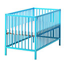 Un lit à barreaux à petit prix. En hêtre massif et peinture acrylique bleue, verte ou rose. Pour matelas de 60 x 120 cm vendu séparément. 59 €. Somnat. Ikéa.