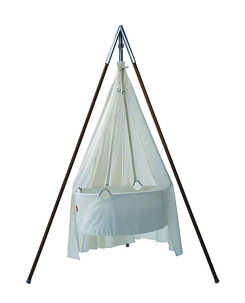 Grâce à ses mouvements calmes et doux, ce berceau apaise bébé. En bois scandinave et coton. Il est livré avec le matelas en coton, le trépied et le voile. L 83 x 50 x H 30 cm. 395 €. Berceau Leander. Design Stif Leander Nielsen. File dans ta Chambre.