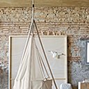 Ce berceau suspendu se balancera au gré des mouvements de bébé. Il se compose d’un trépied en bouleau muni de patins antidérapants, d’une nacelle déhoussable , d’un matelas en mousse et d’un voile en coton. L 83 x 50 x H 30 cm. Pour les bébés jusqu’à 5 mois. 399 €. Svenn. AM.PM. La Redoute.