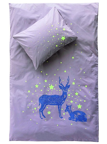 Pour les romantiques, cette parure de lit de bébé est ornée d’une biche, d’un cerf et d’une pluie d’étoiles couleur absinthe. En 80 x 120 cm, 95 €. La cerise sur le gâteau. Laurette-déco.