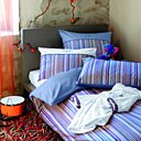 Des rayures intemporelles qui plairont à tous. Housse de couette 140 x 200 cm, 95 €. Taie d’oreiller, 27 €. Petit Riviera. Descamps.