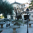 La terrasse de l'auberge de Noves, manoir en pierre de Porvence