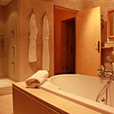 Les salles de bains sont confortables et invitent à la douceur de vivre