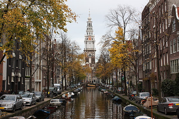 Les larges canaux d'Amsterdam