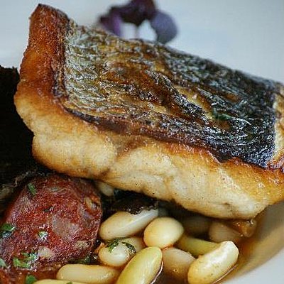 La douceur des Mogettes de Vendée est relevée par le chorizo, le tout sublimant la finesse du bar. Un régal !