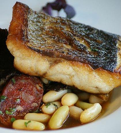 La douceur des Mogettes de Vendée est relevée par le chorizo, le tout sublimant la finesse du bar. Un régal !