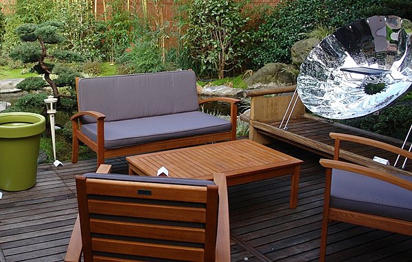 Barbecue solaire et mobilier en teck