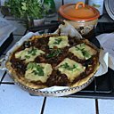 Généreuse en tomates et fromage de montagne fondu, la pizza "maison"