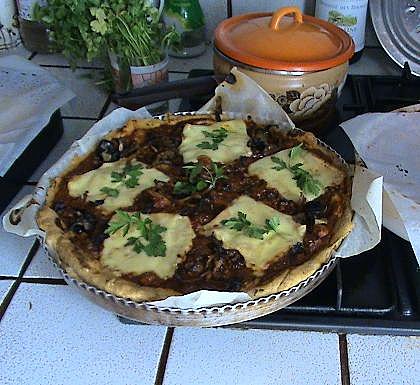 Généreuse en tomates et fromage de montagne fondu, la pizza "maison"