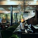 Décor contemporain mêlé à des posters de prairies aveyronnaises