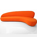 Le discret piétement en acier chromé s’efface pour mettre en valeur les lignes du Newton, grand boomerang  servant de ponctuation dans votre salon.