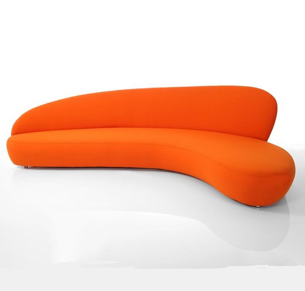 Le discret piétement en acier chromé s’efface pour mettre en valeur les lignes du Newton, grand boomerang  servant de ponctuation dans votre salon.