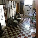 Le carrelage en damier de l'entrée contribue au charme