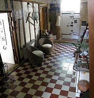 Le carrelage en damier de l'entrée contribue au charme