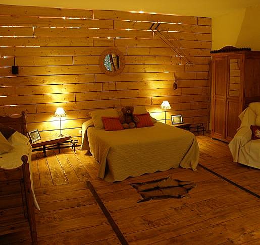 Omniprésence du bois dans la chaleureuse chambre Pointe Fine