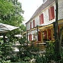 Tonnelle et jardin ombragé pour profiter de la sérénité du lieu