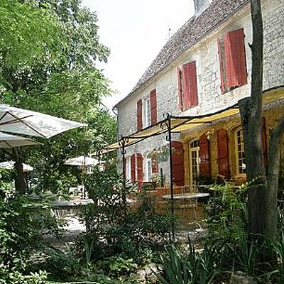 Tonnelle et jardin ombragé pour profiter de la sérénité du lieu