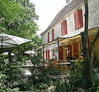 Tonnelle et jardin ombragé pour profiter de la sérénité du lieu