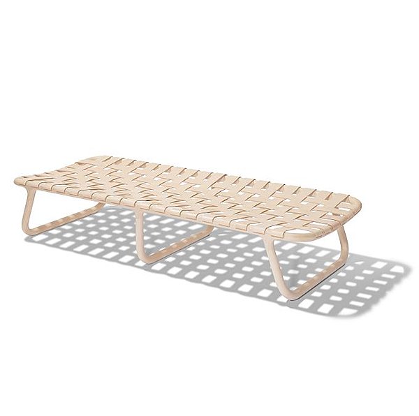 Lit de repos de la série « Camping », conçu par Jesper K Thomsen pour Norman Copenhagen. En hêtre moulé et sangles de cuir, fabrication traditionnelle Danoise. H 35 x L 185 x prof 74 cm. 3 350 €