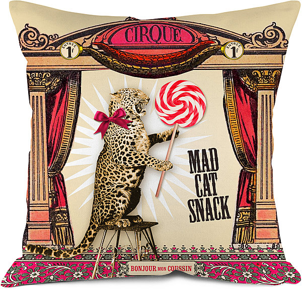Une touche d’humour au salon. Coussin en polyester et polycoton. En 48 x 48 cm : 44 €. En 33 x 33 cm : 34 €. Mad Cat. Bonjour mon Coussin.