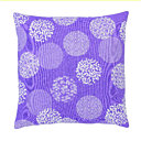 Teintes printanières pour ce coussin 100% coton. 40 x 40 cm. 8,90 €. Violette. Conforama.