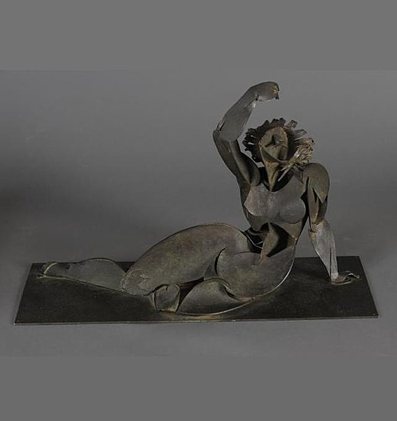 Grande modernité des courbes généreuses de la Bacchante