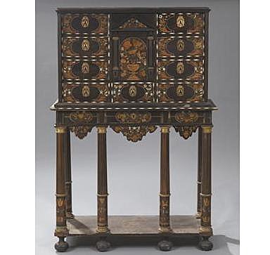 Réalisé vers 1660/1670, ce cabinet reflète le goût pour ces meubles à la mode sous le Roi Soleil