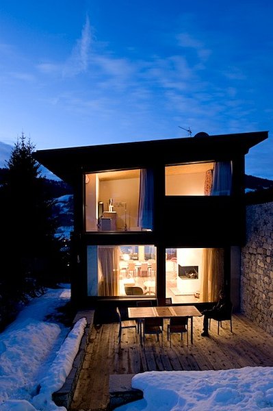 L'utilisation de matériaux traditionnels permet d'intégrer une construction contemporaine à la montagne