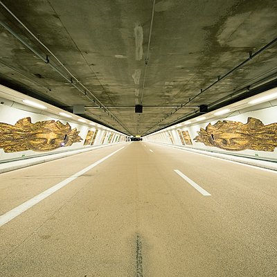 Un clin d’œil de 162 m de tableaux de part et d’autre du tunnel