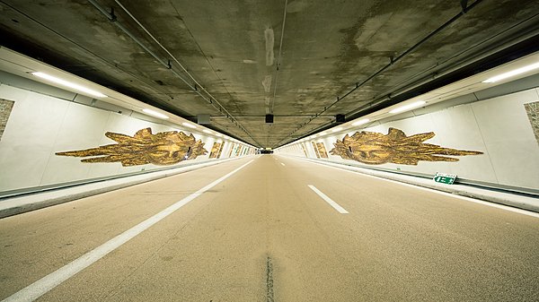 Un clin d’œil de 162 m de tableaux de part et d’autre du tunnel