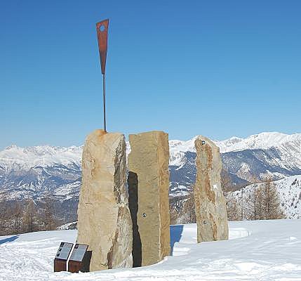 Une succession d'œuvres monolithes rythme le parcours
