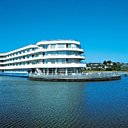 Le Miramar, tel un paquebot glissant sur la mer