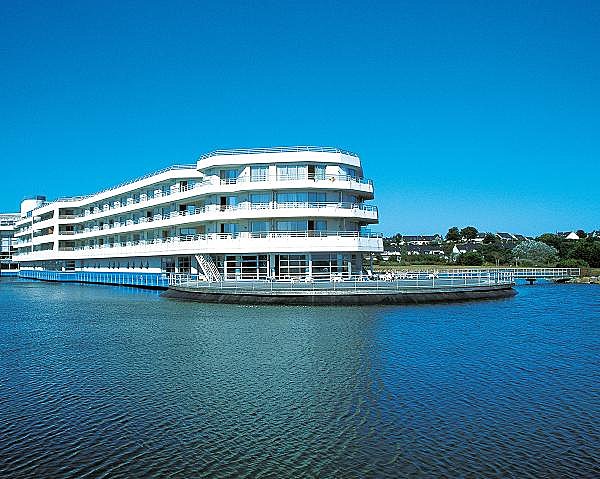 Le Miramar, tel un paquebot glissant sur la mer