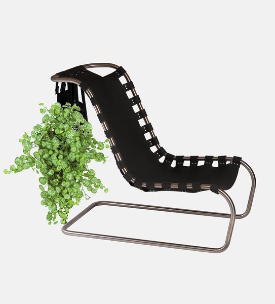 La chaise Otari de l?Atelier 2CE fait aussi office de jardinière