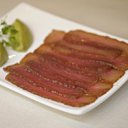 Fines tranches de pastrami de thon à l'avocat