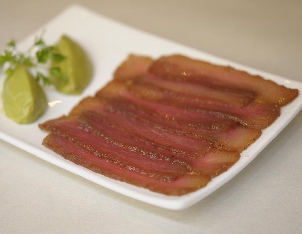 Fines tranches de pastrami de thon à l'avocat